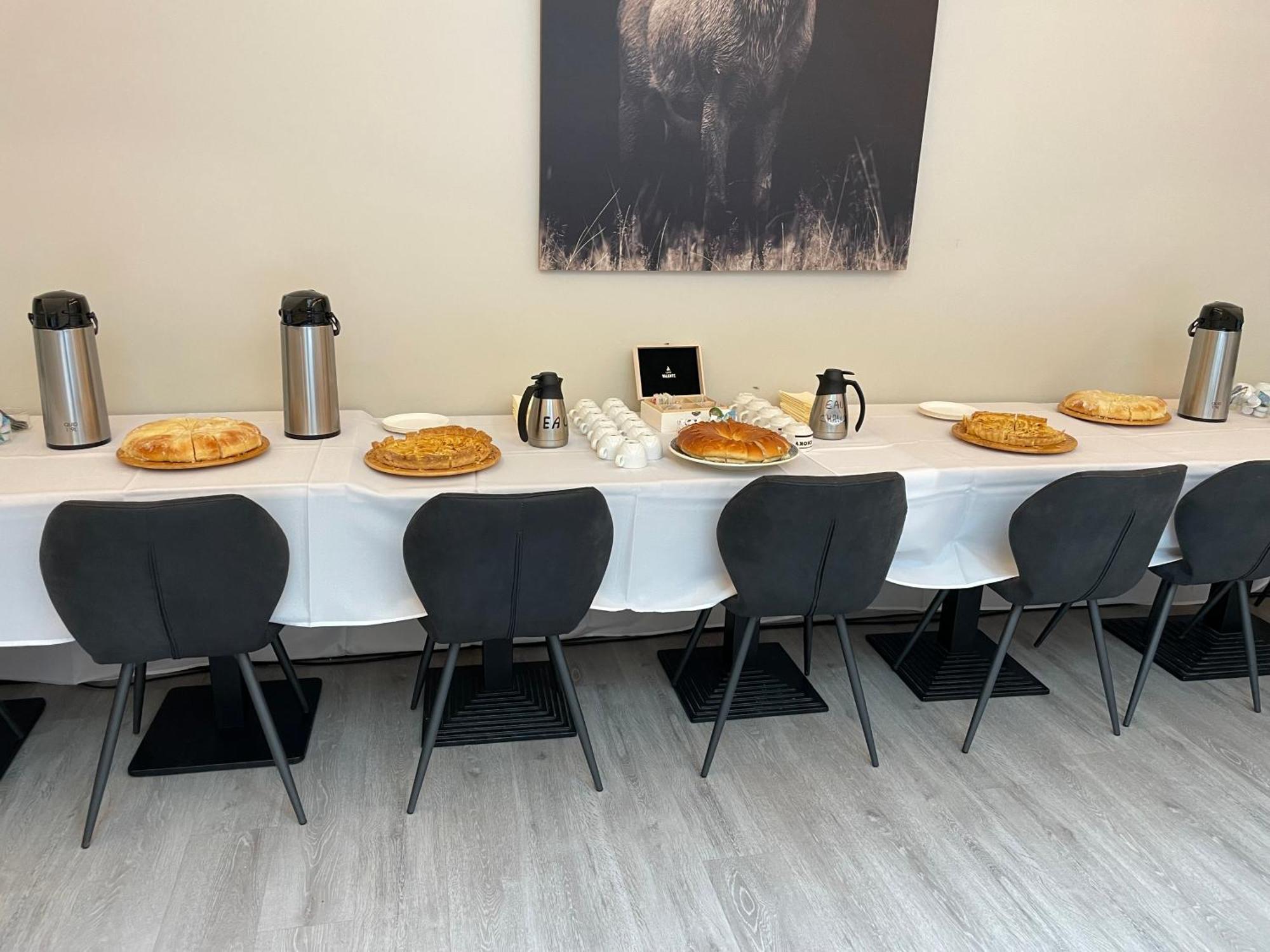 Hotel Le Grand Cerf Carignan Esterno foto